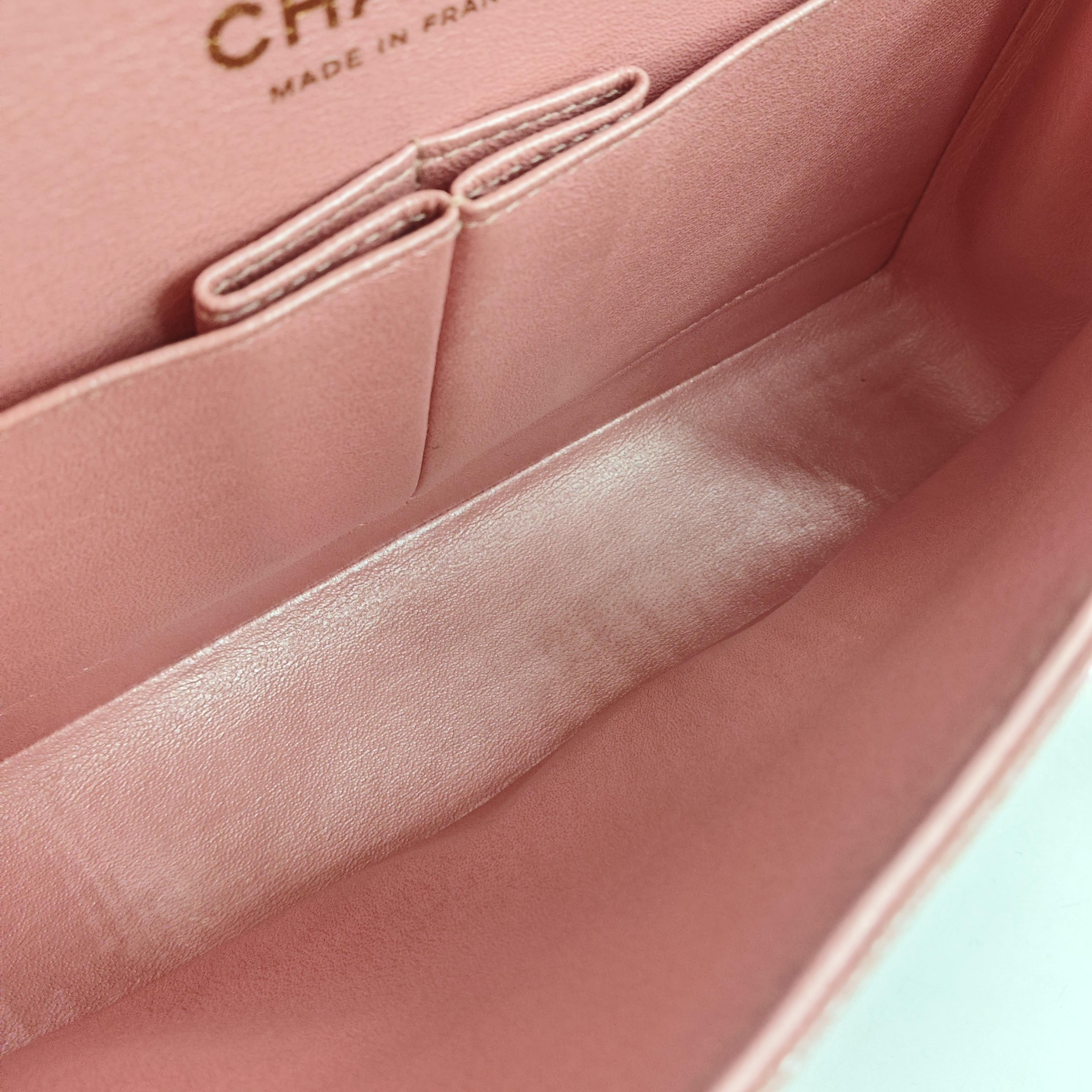 CHANEL Classic Flap Medium | Pearlised Pink Litchi-Grain | Gold Hardware