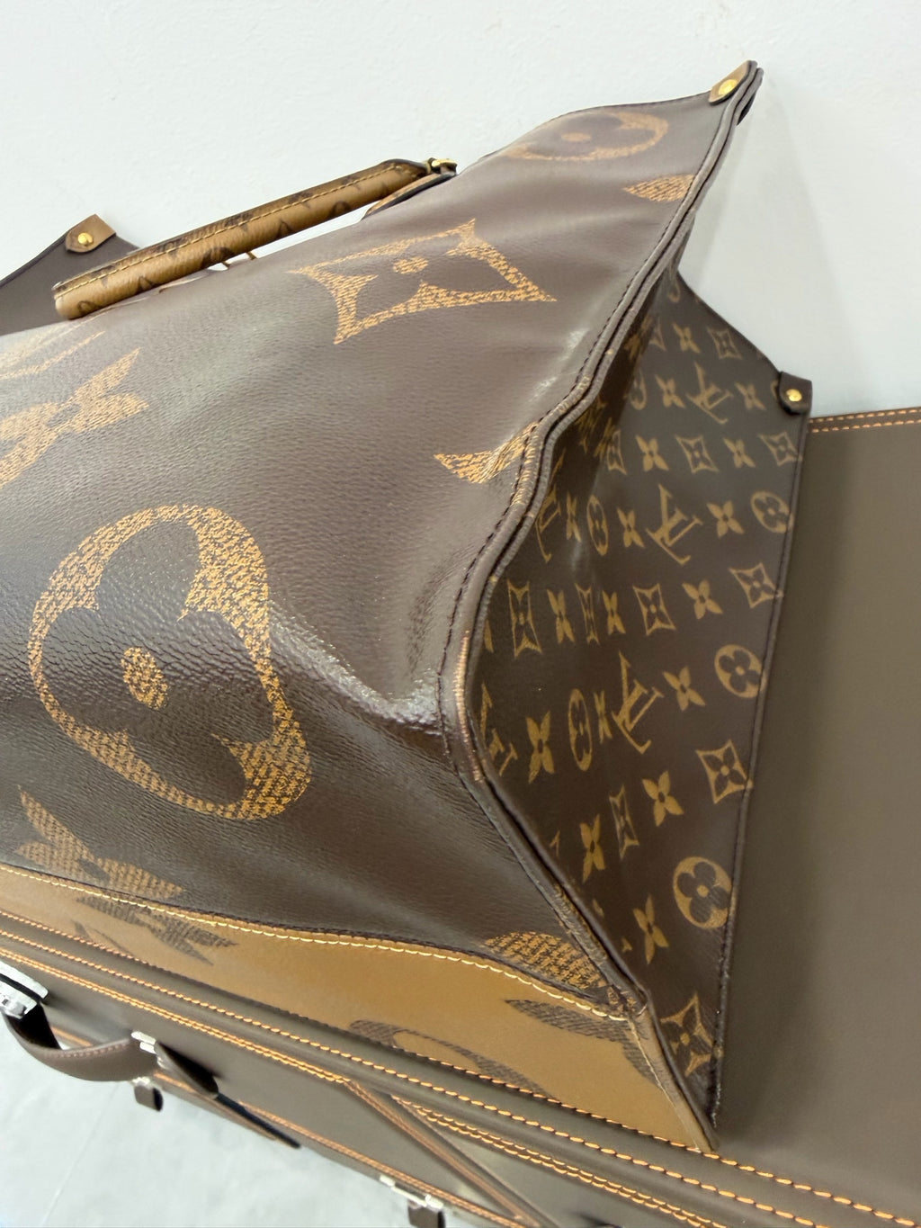Louis Vuitton Onthego Tote Giant Monogram Canvas Gold Hardware