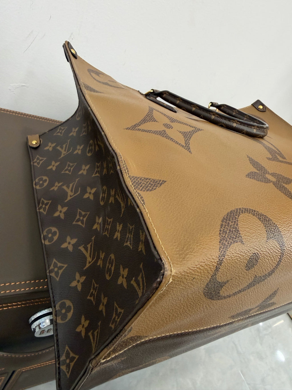 Louis Vuitton Onthego Tote Giant Monogram Canvas Gold Hardware
