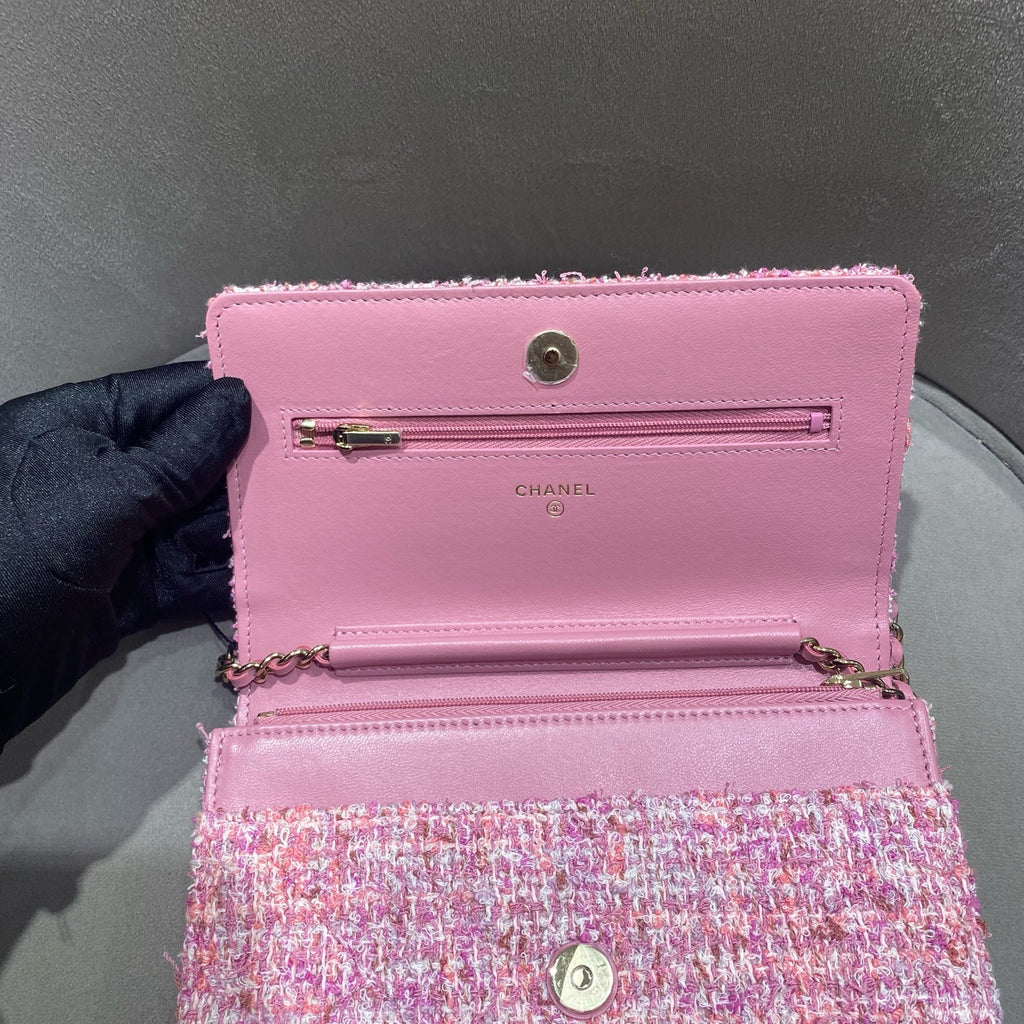 Chanel Tweed Flap Bag Pink Bouclé Fabric Gold Hardware
