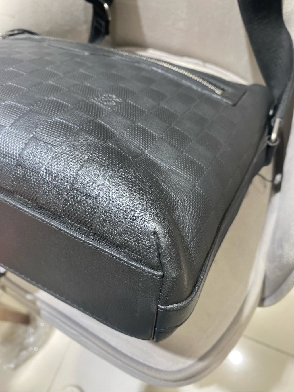 Gucci Signature Messenger Bag Black Leather Silver Hardware