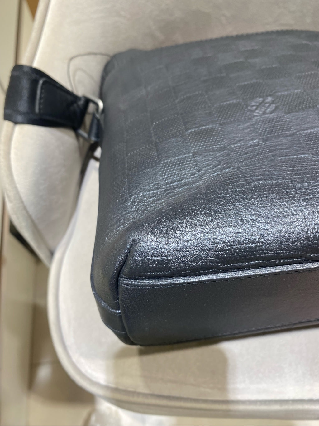 Gucci Signature Messenger Bag Black Leather Silver Hardware