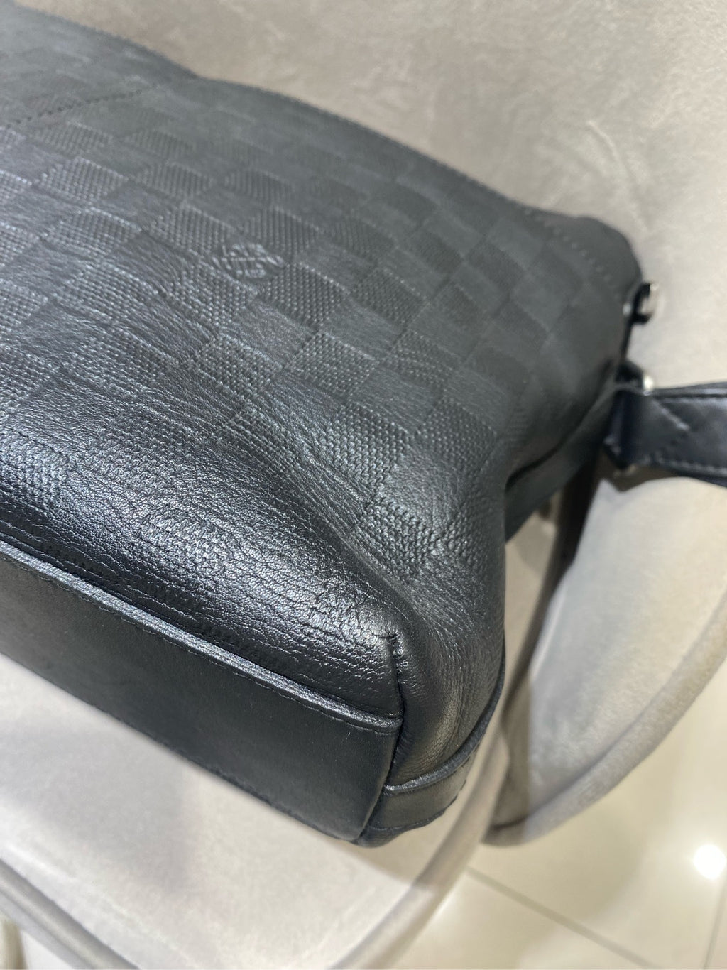 Gucci Signature Messenger Bag Black Leather Silver Hardware