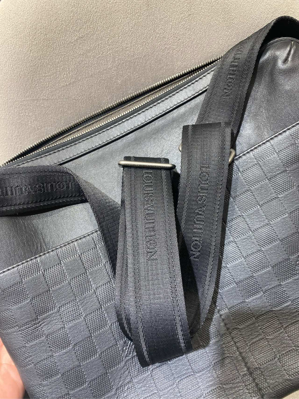 Gucci Signature Messenger Bag Black Leather Silver Hardware