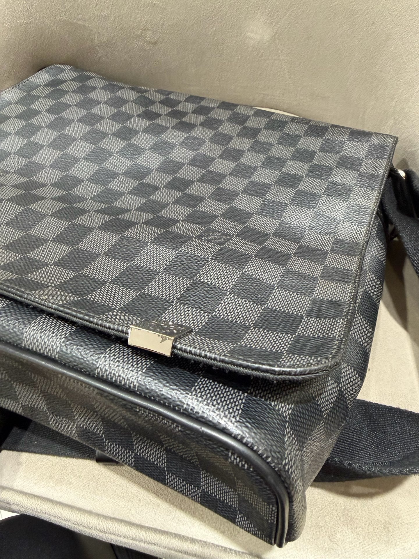Louis Vuitton District Messenger Bag Damier Graphite Silver Hardware