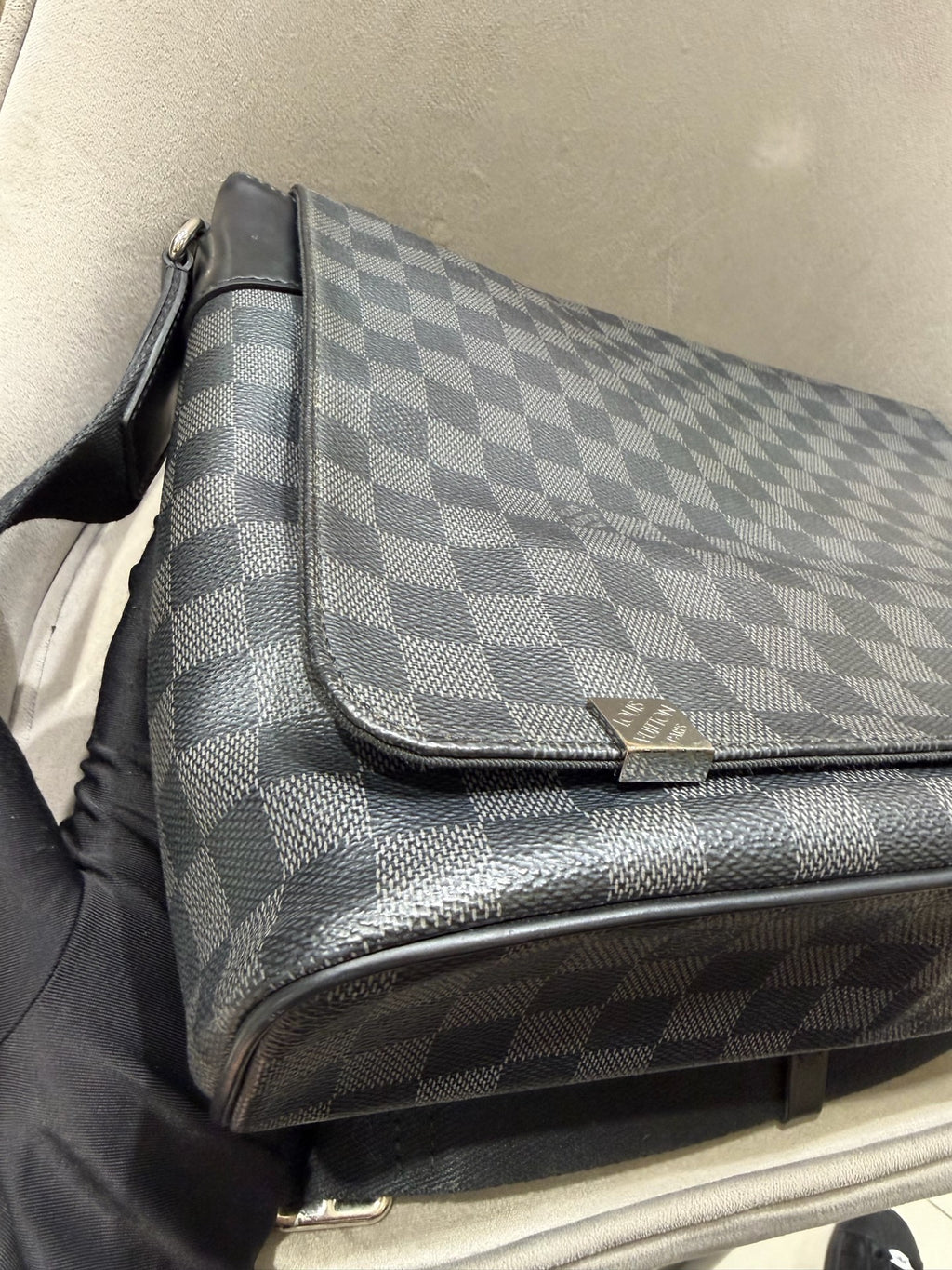 Louis Vuitton District Messenger Bag Damier Graphite Silver Hardware