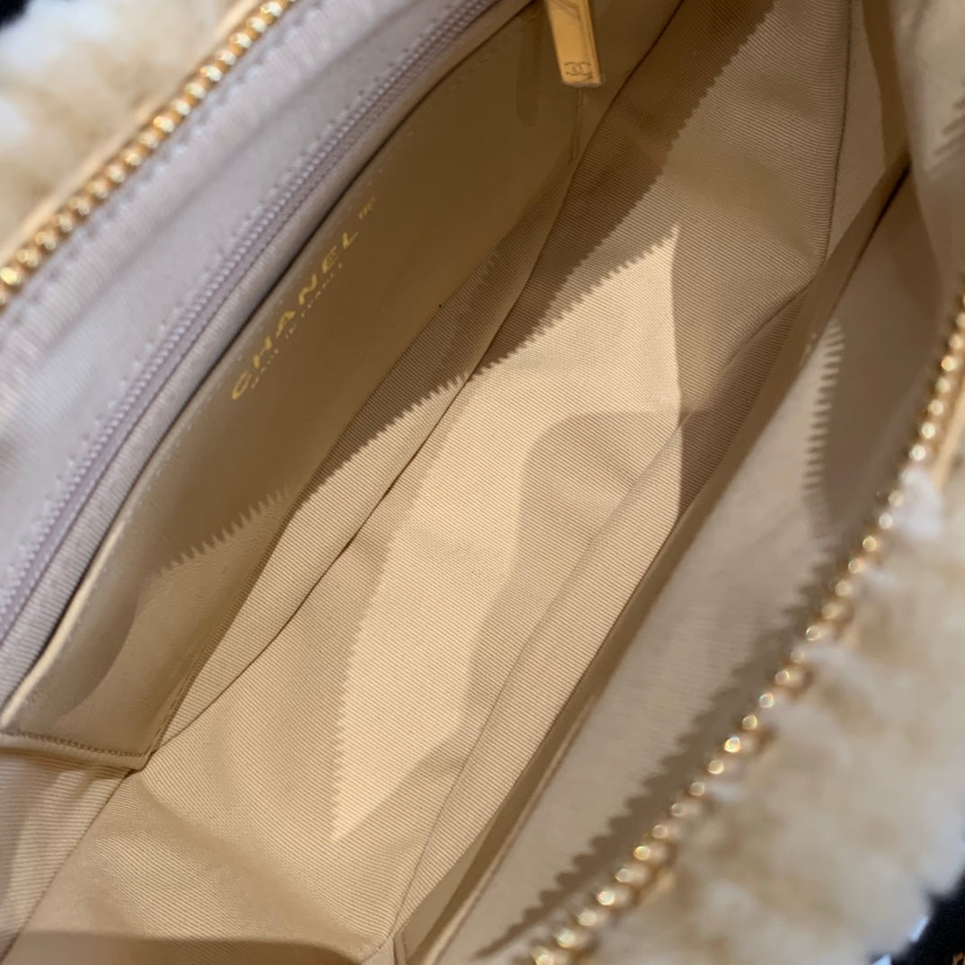 CHANEL 24N Ski Collection | Large Hobo Bag | Chip Detail