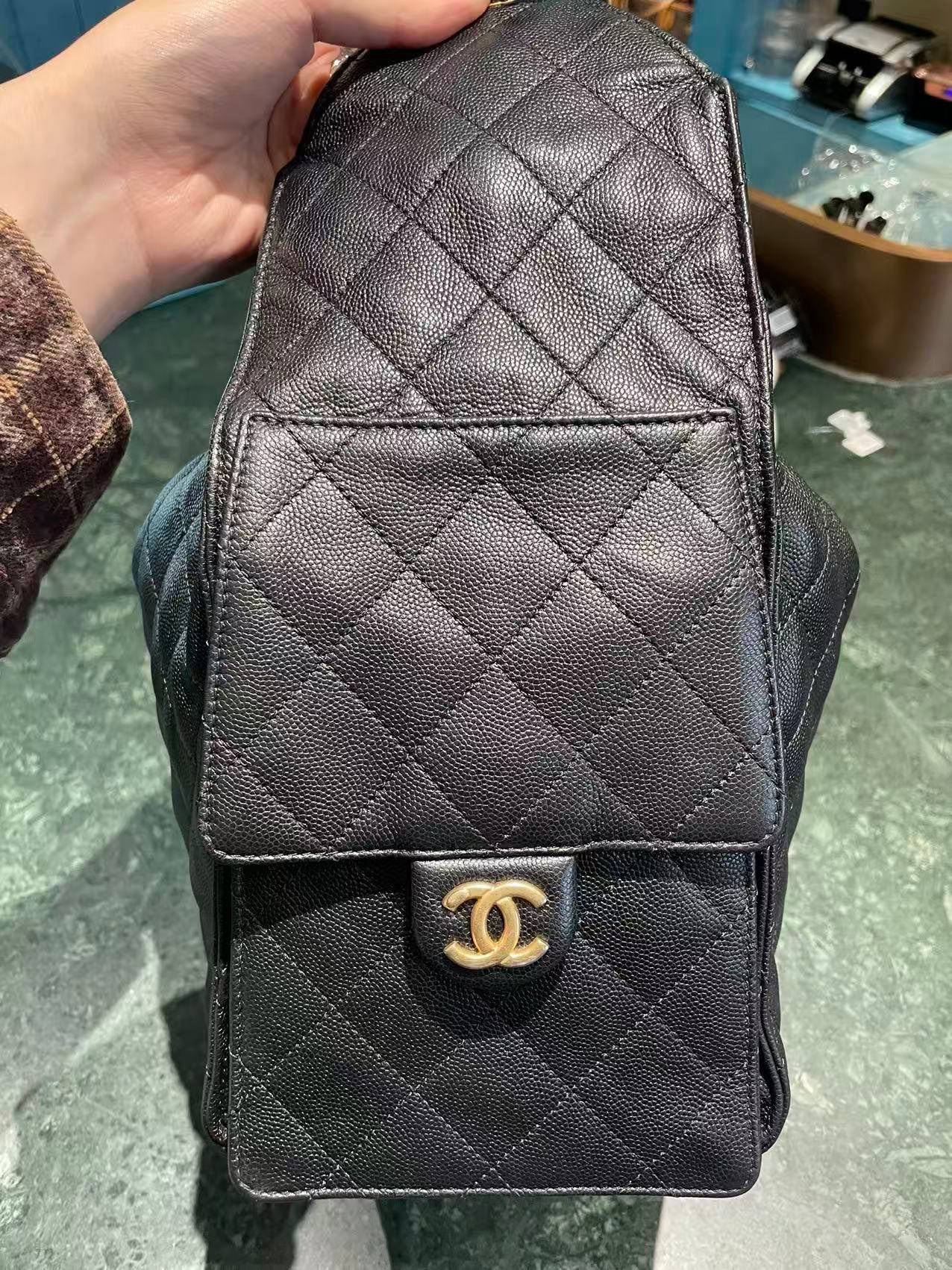 CHANEL 25 Medium Handbag | Grained Calfskin | Gold Hardware