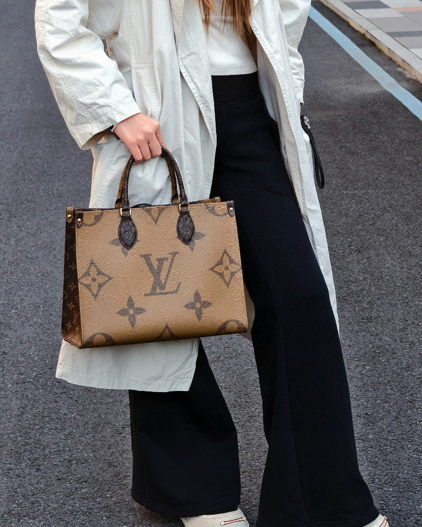 Saint Laurent Le 5 à 7 Hobo Bag Black Pebbled Leather Gold Hardware